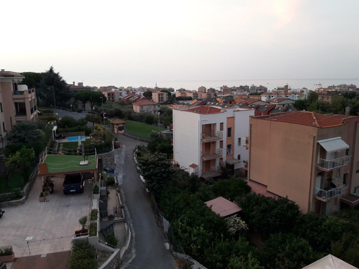 Apartment Aurora & Nicole Ideal Per Biker Con Terazza Vista Mare Parcheggio E Wi-Fi Gratuiti Pietra Ligure Bagian luar foto