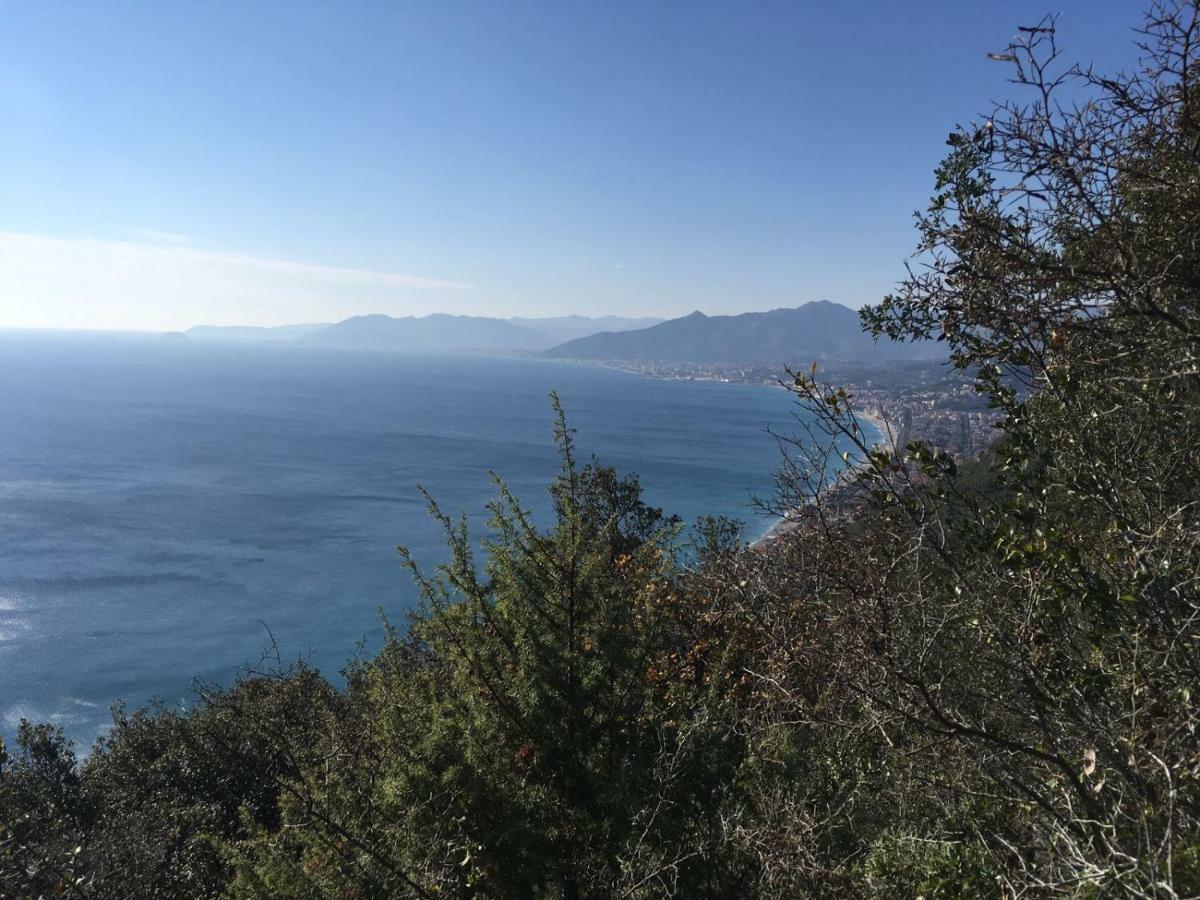 Apartment Aurora & Nicole Ideal Per Biker Con Terazza Vista Mare Parcheggio E Wi-Fi Gratuiti Pietra Ligure Bagian luar foto